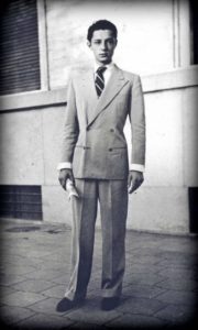 Young-Gianni-Agnelli-in-4x2-suit-with-cigarette-and-fold-back-shirt-cuffs-506x845